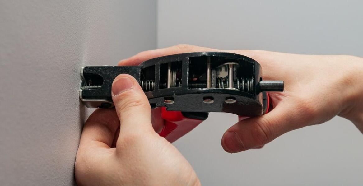 Klamry montażowe do paneli – jak działają i na co zwrócić uwagę?
