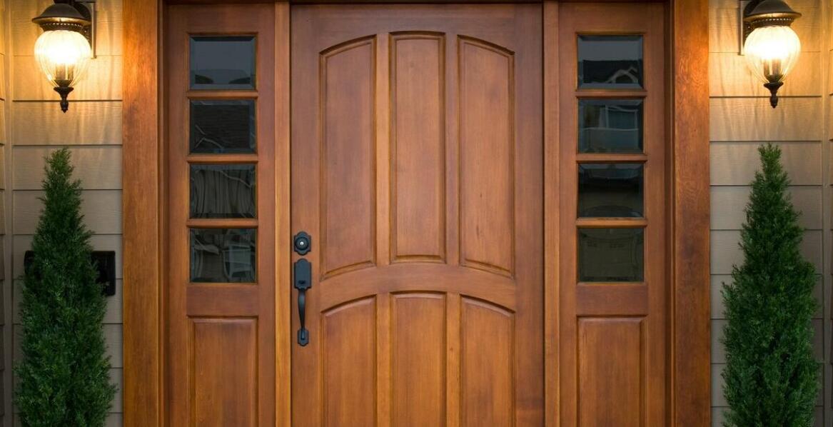 Drzwi do domu i mieszkania – popularne materiały, wzory i zastosowania