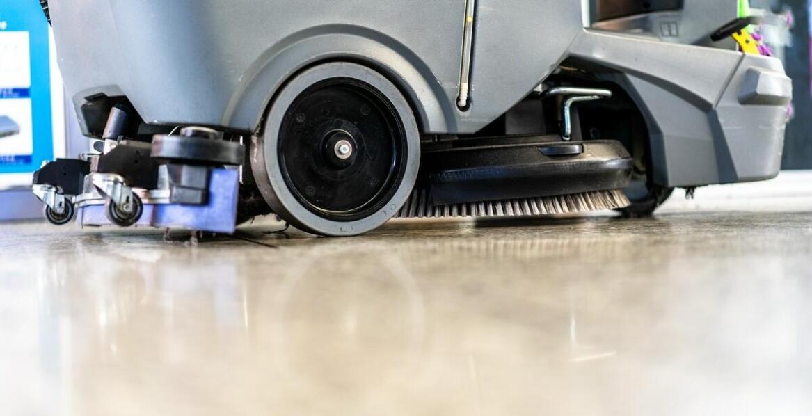 Maszynowe doczyszczanie podłóg – kiedy warto postawić na tę metodę?