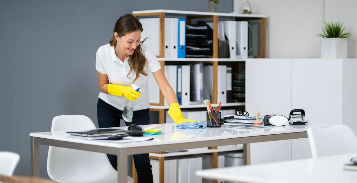 Dlaczego regularne sprzątanie powierzchni biurowych wpływa na efektywność pracy