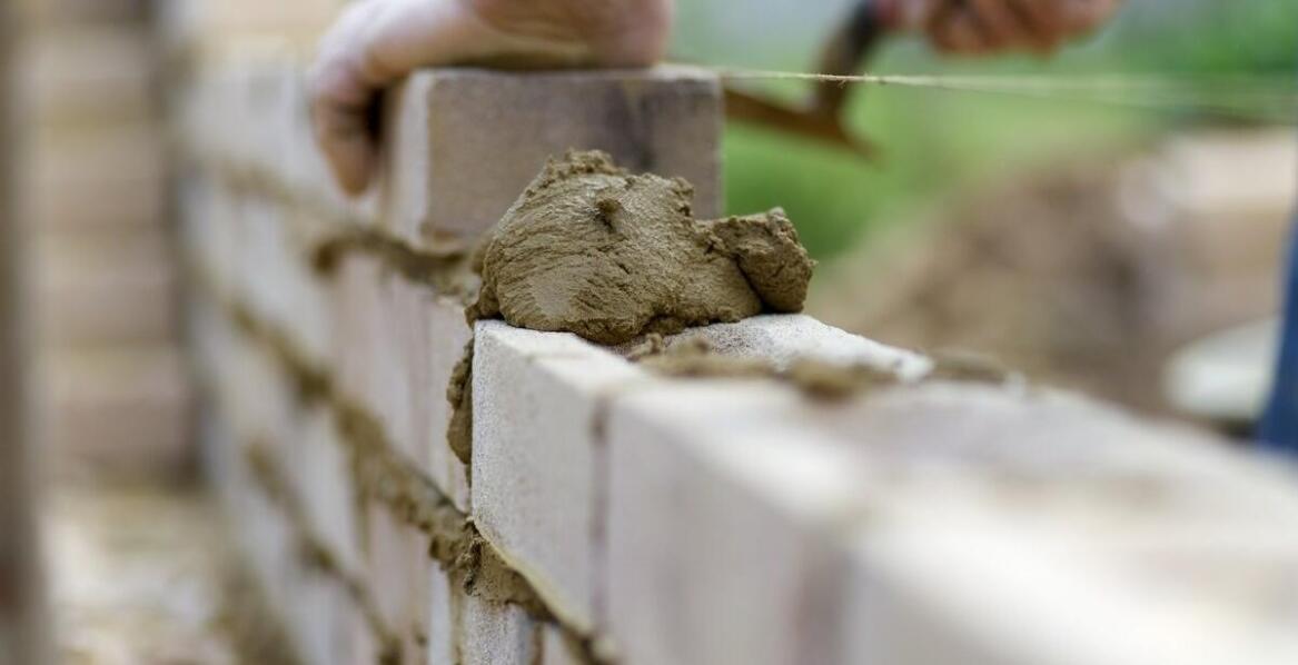 Podmurówka pod ogrodzenie – funkcje, rodzaje i kluczowe zalety rozwiązania