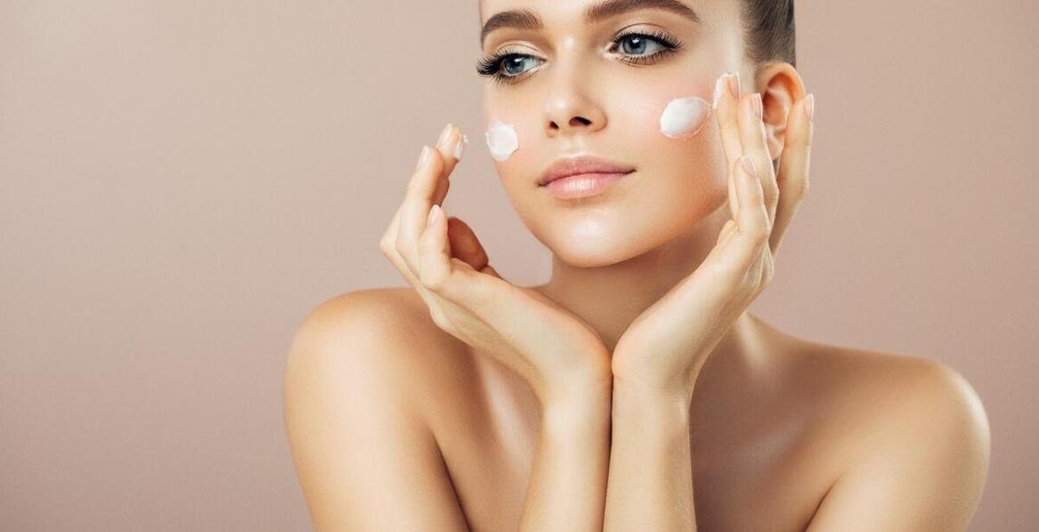 Kosmetyki kolagenowe do ciała – jak wspomagają jędrność i nawilżenie skóry