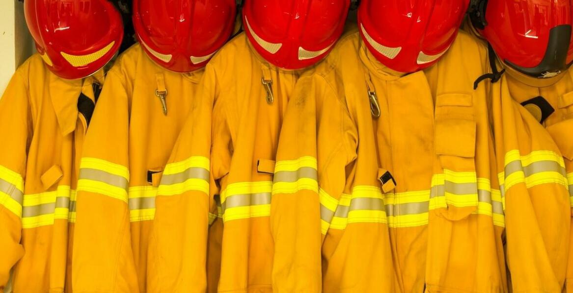 Trudnopalne ubrania robocze – zastosowania, zalety i ochrona pracownika