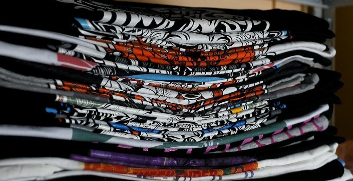 Jak powstają nadruki na odzieży roboczej – etapy i wykorzystywane technologie