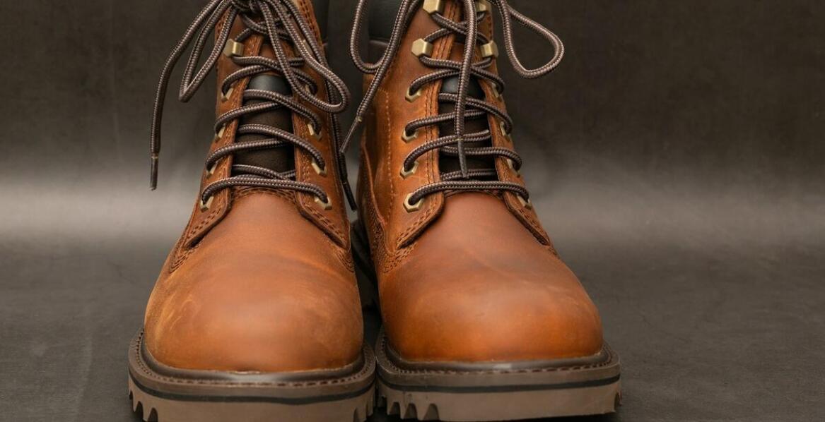 Jak dobrać trzewiki męskie robocze do różnych branż i warunków pracy
