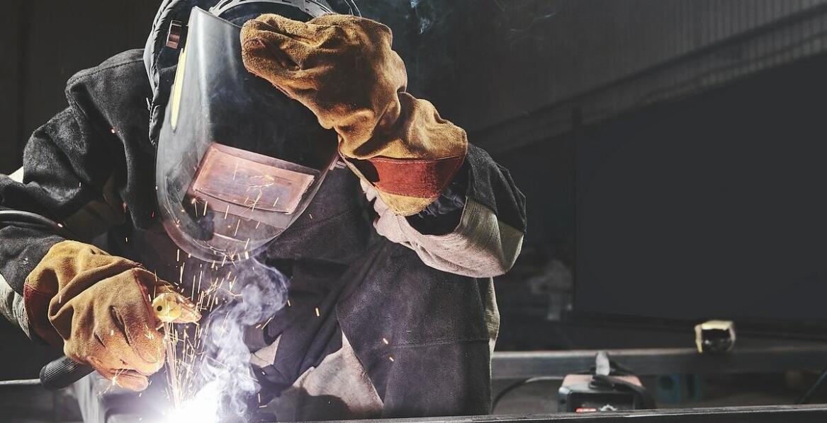 Spodnie spawalnicze – rodzaje materiałów i zasady bezpiecznego użytkowania