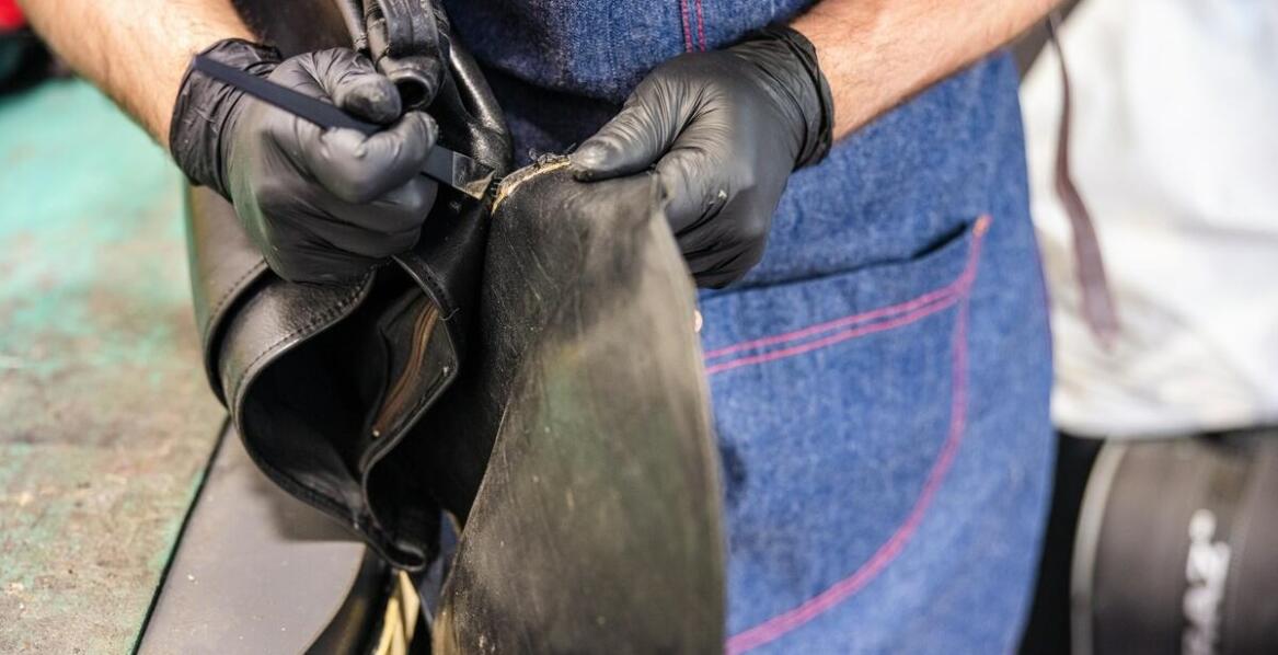 Fartuch skórzany spawalniczy – kiedy warto postawić na ochronę skóry?