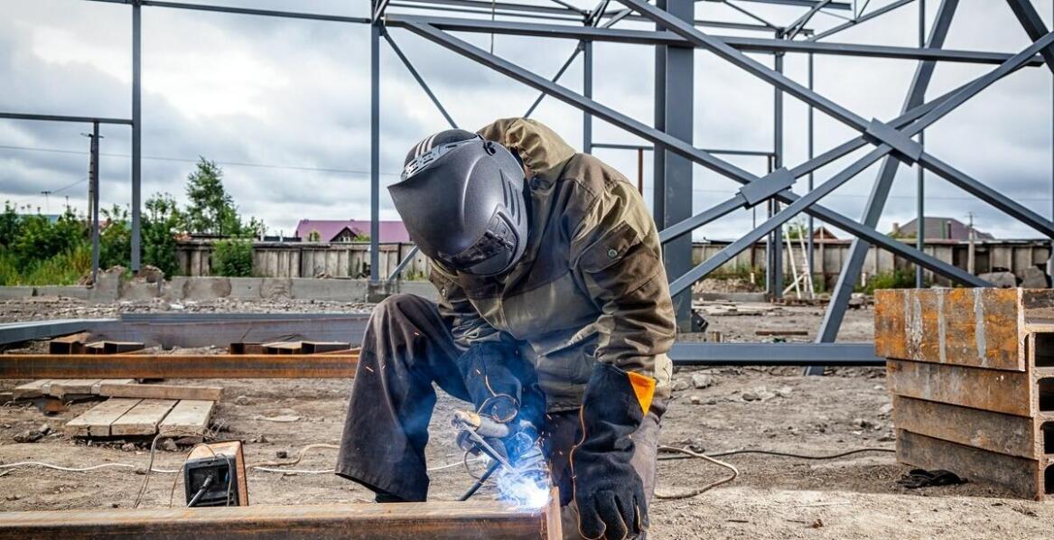 Spodnie robocze spawalnicze – najważniejsze wymagania i standardy bezpieczeństwa