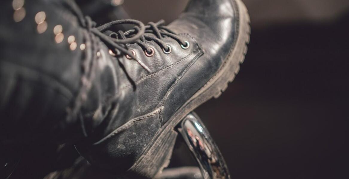 Lekka ochrona stóp – jakie cechy wyróżniają wygodne buty do pracy latem