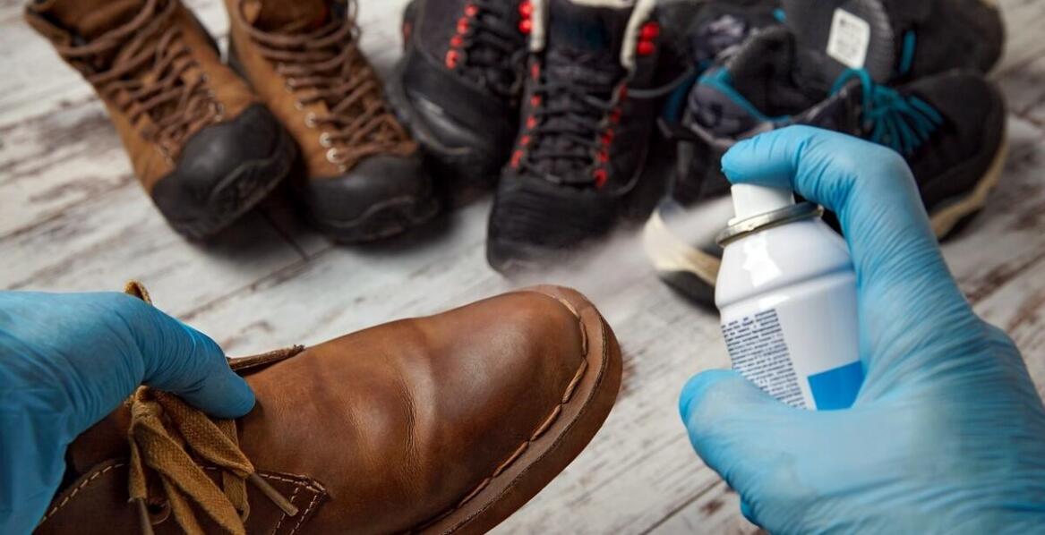 Jakie normy i właściwości są istotne przy wyborze butów zabezpieczających?