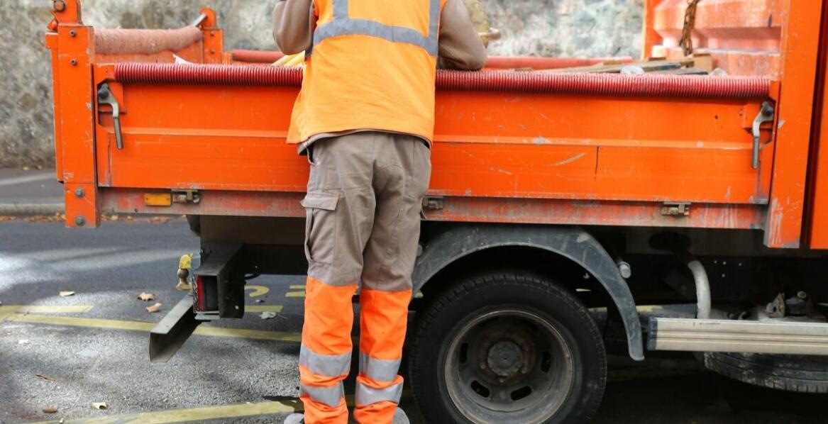 Najważniejsze cechy wytrzymałych spodni do pracy – funkcje i materiały