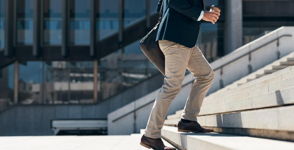 Mocne spodnie do pracy – kluczowe funkcje, materiały i odporność na uszkodzenia