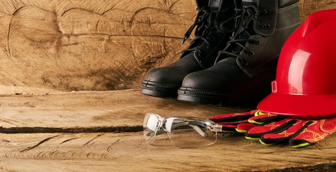 Bezpieczne stopy w pracy – jak działa ochrona zapewniana przez buty robocze