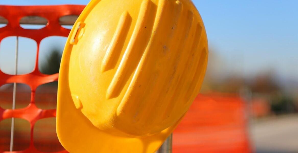 Jakie funkcje pełni kask ochronny i kiedy jest niezbędny podczas pracy?