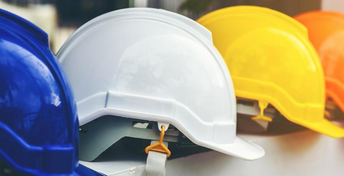 Rodzaje kasków ochronnych do pracy – kluczowe funkcje i zastosowania BHP