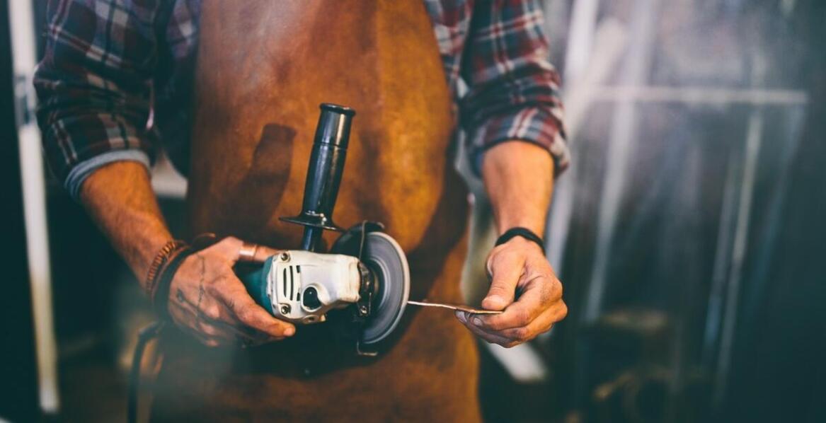 Fartuch spawalniczy ze skóry – zastosowanie, właściwości i ochrona w pracy