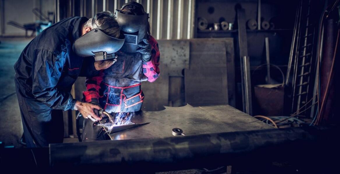 Jakie zalety zapewnia skórzany fartuch podczas pracy przy spawaniu?