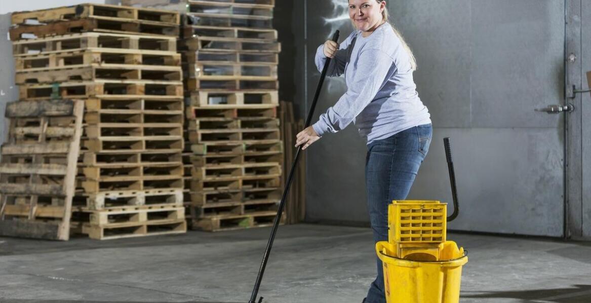Czym wyróżnia się czyściwo przemysłowe i kiedy znajduje zastosowanie?