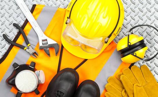 Jak dopasować odzież roboczą BHP do różnych stanowisk i zagrożeń w pracy