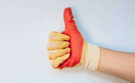 Jakie czynniki wpływają na skuteczność ochrony dłoni podczas pracy?