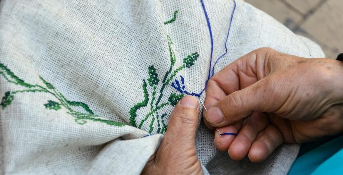 Haft na ubraniach do pracy – trwałość, funkcje i możliwości personalizacji