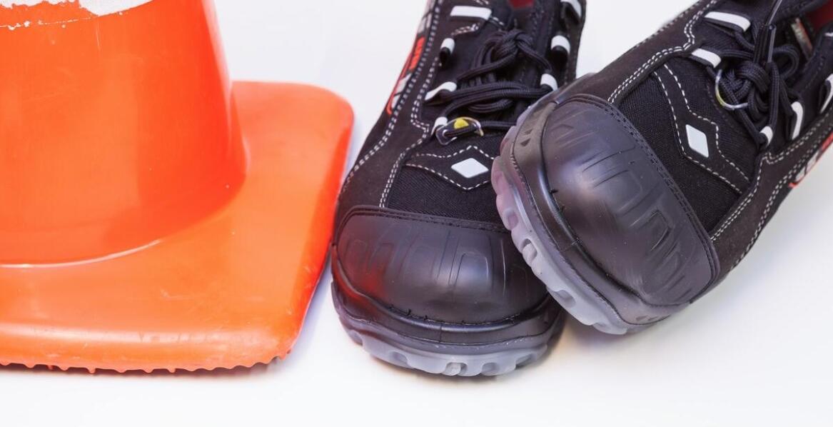 Buty gumowe robocze – zastosowanie, rodzaje i korzyści w pracy