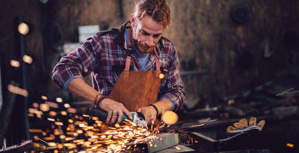 Jakie funkcje pełni skórzany fartuch spawalniczy i kiedy warto go stosować