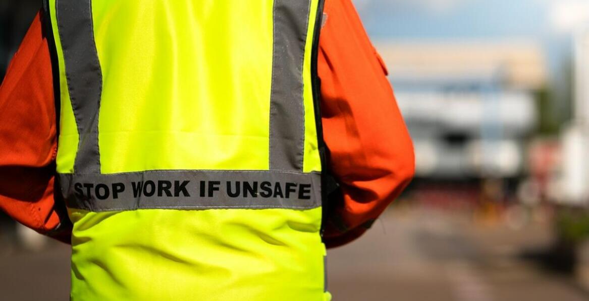 Jak działa odblaskowa odzież robocza i dlaczego jest istotna w pracy?