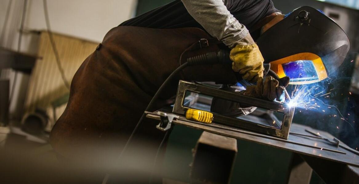 Najważniejsze cechy spodni do pracy w spawalnictwie – bezpieczeństwo i komfort