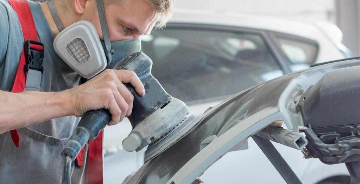 Kiedy warto skorzystać z usług szklarza samochodowego? Najważniejsze wskazówki
