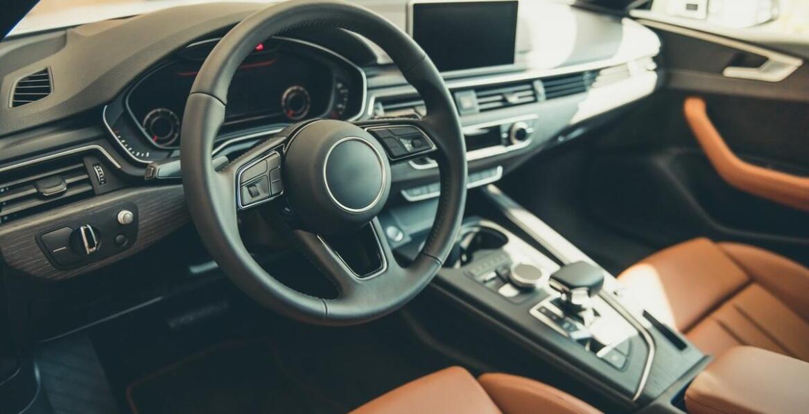 Szyby samochodowe – jak rozpoznać uszkodzenia i kiedy reagować?