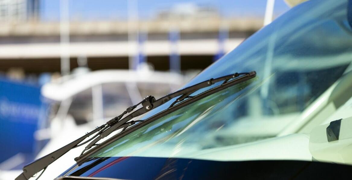 Jak powstają szyby samochodowe i jakie mają znaczenie dla bezpieczeństwa?