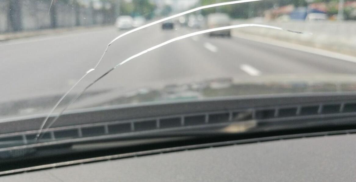 Czym kierować się przy wyborze szyb samochodowych – praktyczne wskazówki