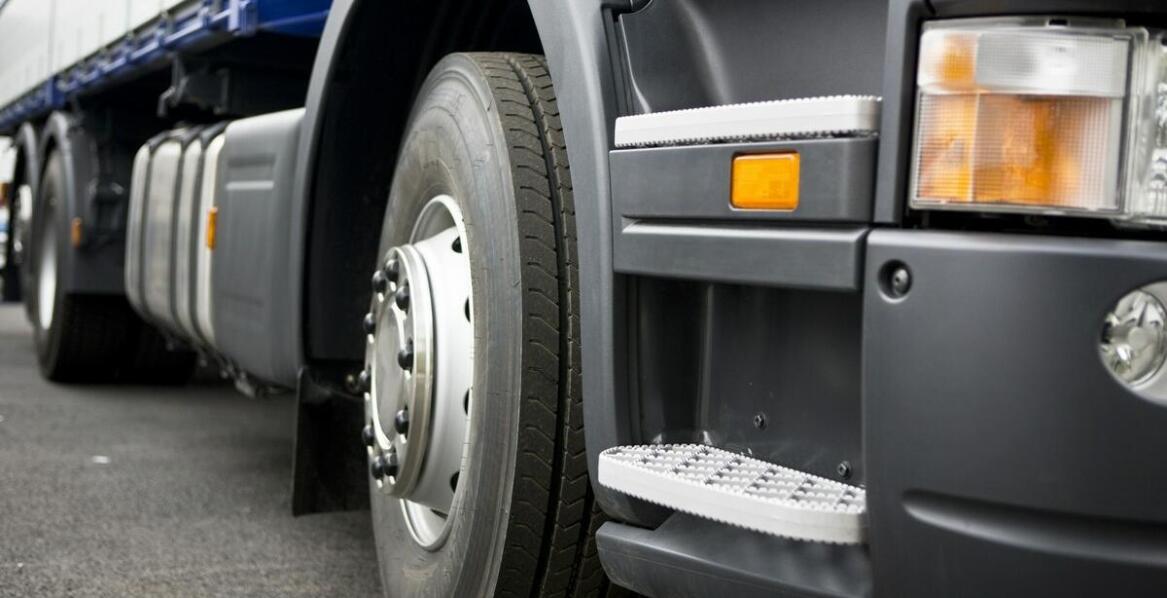 Szyby do samochodów ciężarowych – kluczowe informacje i zastosowania