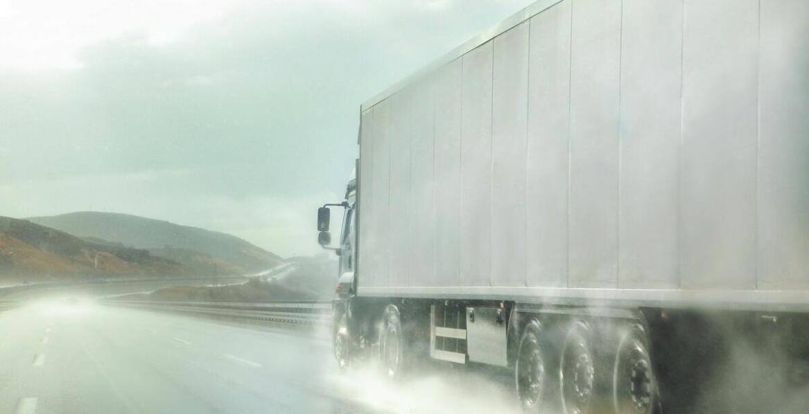 Szyby do ciężarówek – budowa, wymagania techniczne i bezpieczeństwo