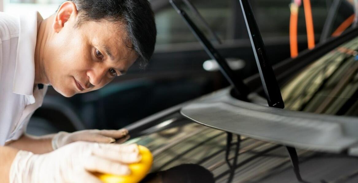 Jak przebiega usuwanie pęknięć i odprysków w szybach samochodowych?