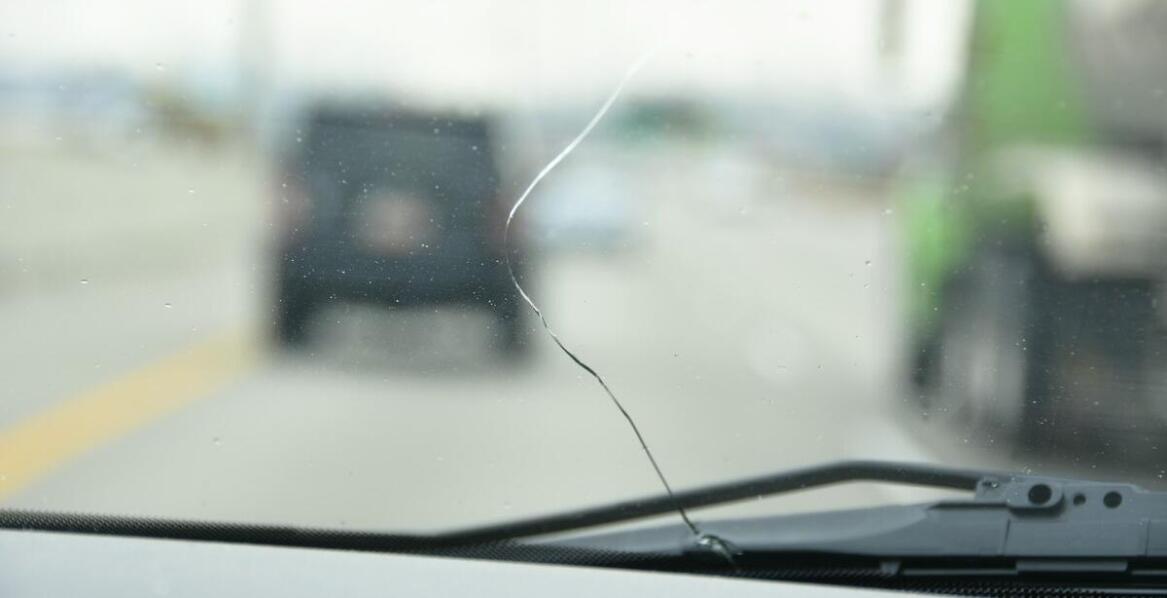 Wymiana szyby przedniej w aucie – kiedy to konieczne i jak się przygotować