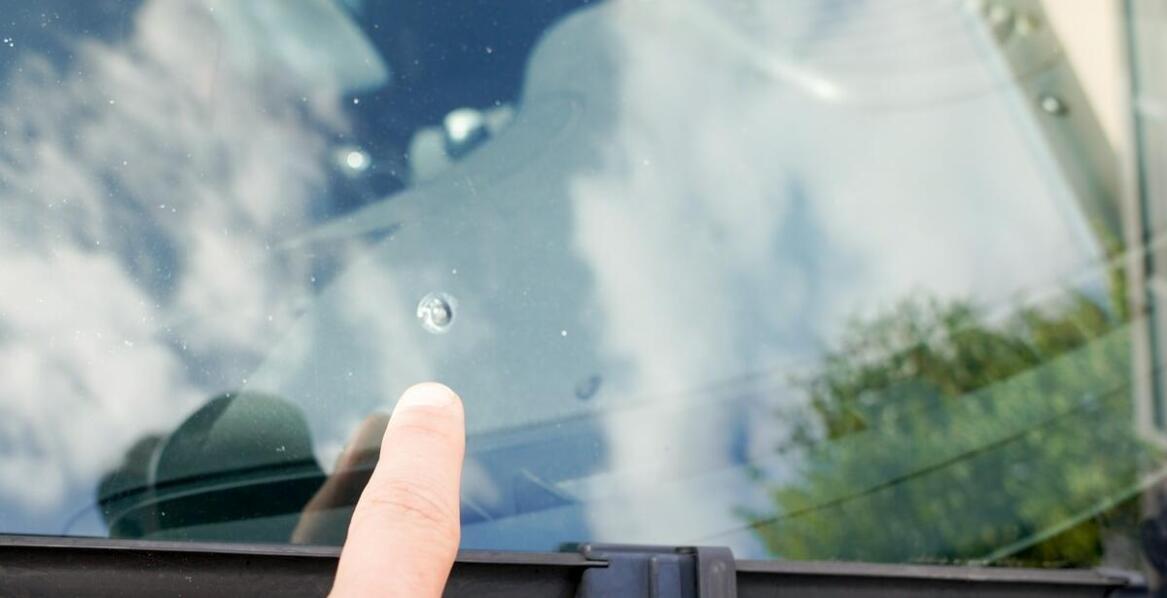 Uszkodzenie szyby przedniej – jak wygląda proces wymiany i na co uważać