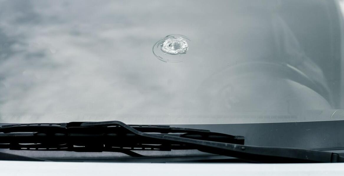 Wymiana szyby przedniej – najważniejsze zasady bezpieczeństwa i koszty