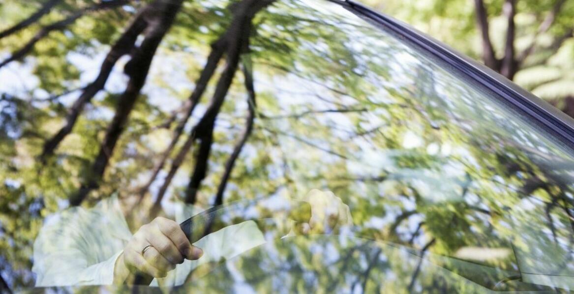 Jak rozpoznać, że nadszedł czas na wymianę szyb samochodowych w aucie