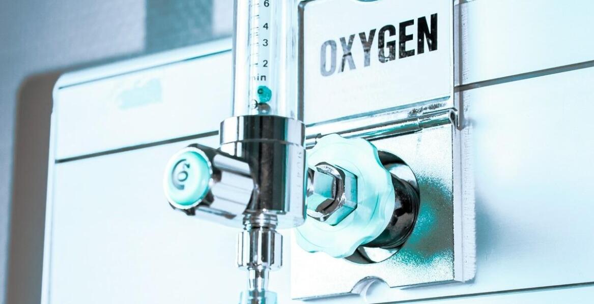 Kto może korzystać z przenośnych koncentratorów tlenu i jak działają te urządzenia?