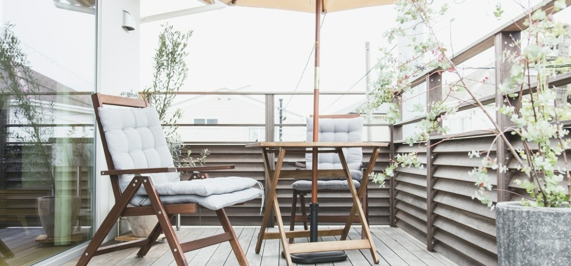 Komu może się przydać balkonik z siedziskiem i jakie daje możliwości?