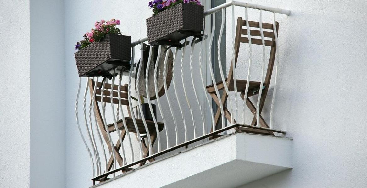 Balkonik z siedziskiem – jakie funkcje oferuje i na co zwrócić uwagę?
