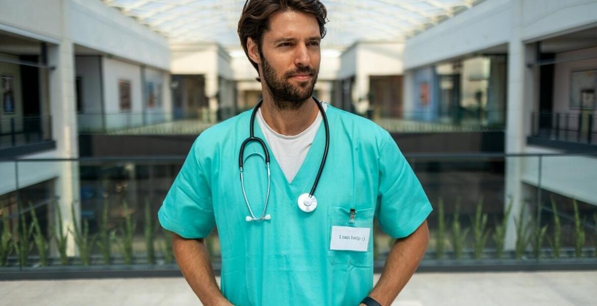 Bluzy medyczne męskie – komfort, funkcjonalność i styl w pracy lekarza