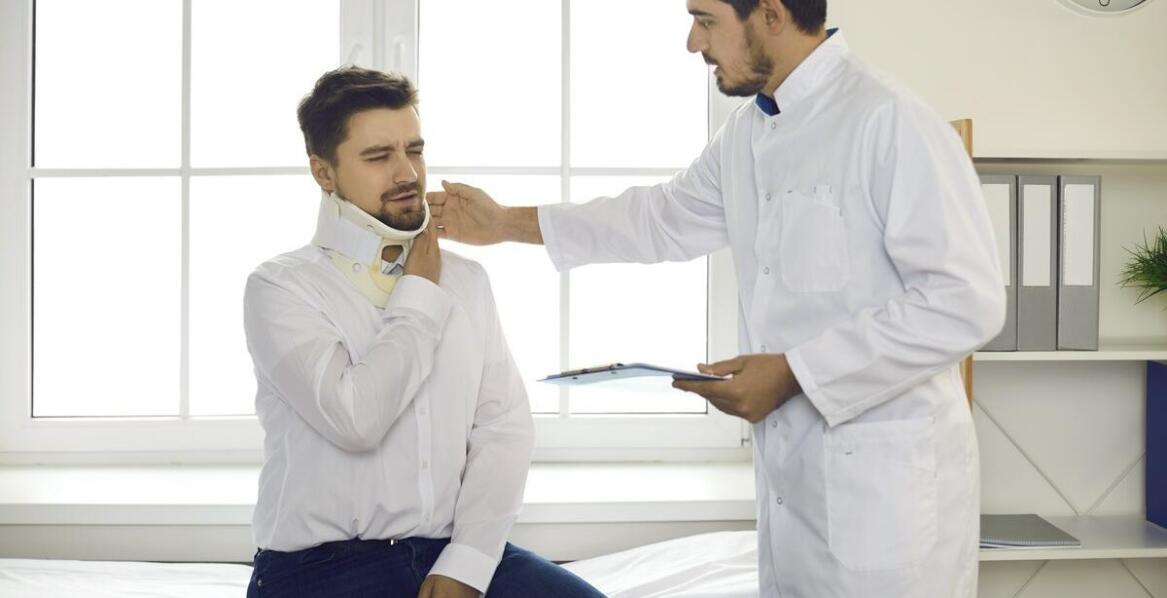 Bluzy medyczne męskie – trendy, materiały i praktyczne rozwiązania