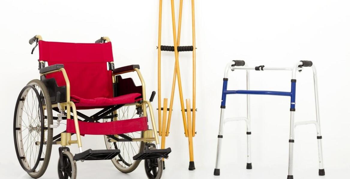 Chodzik z siedziskiem – wsparcie w powrocie do sprawności i mobilności