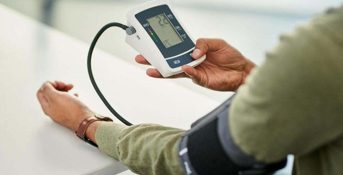 Ciśnieniomierz naramienny z zasilaczem – jak działa i jakie daje możliwości