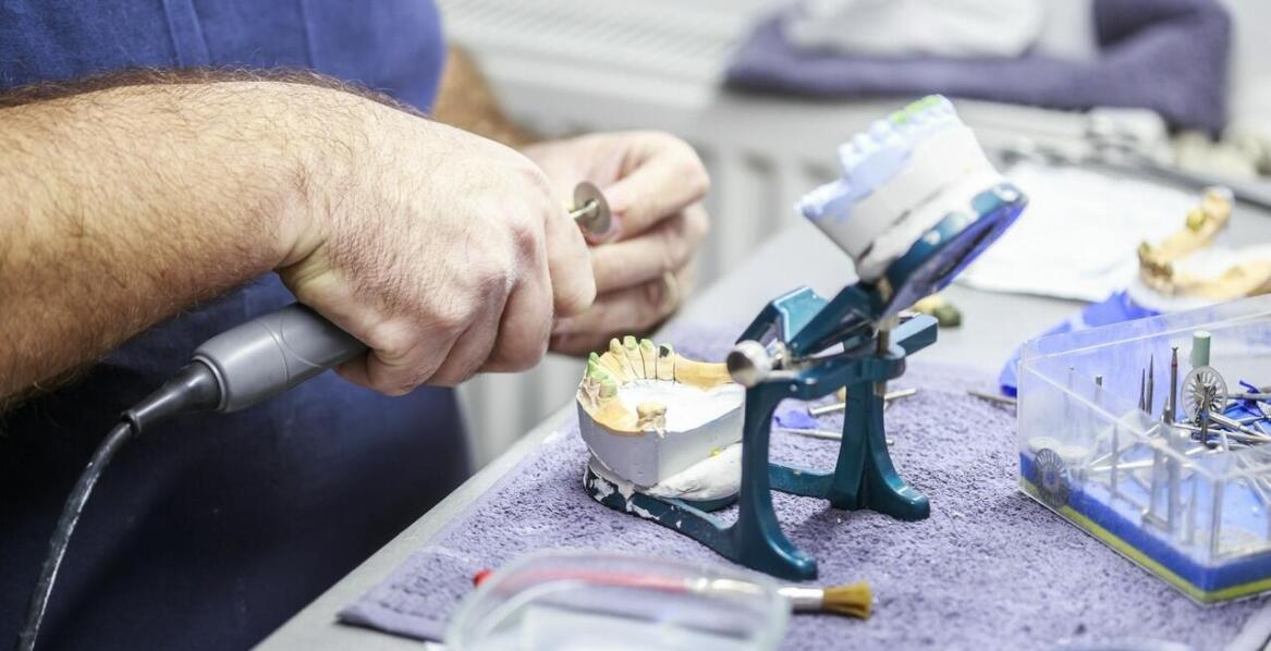 Czym jest aparat ortodontyczny i jak przebiega leczenie wad zgryzu?