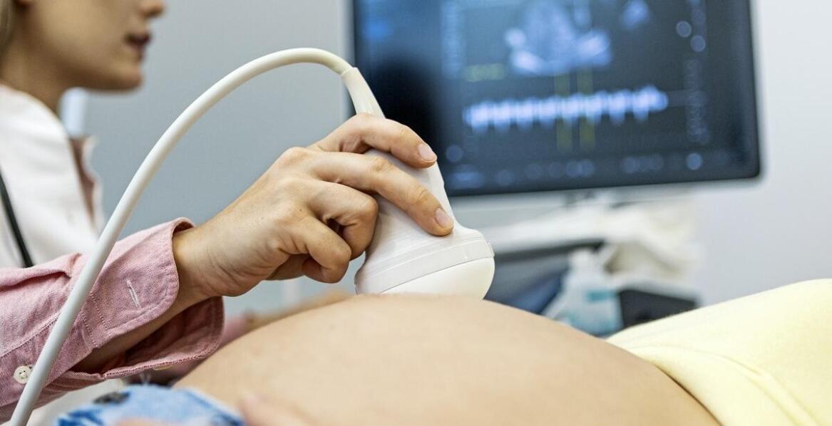 Badanie USG tarczycy – kiedy warto je wykonać i jak przebiega procedura