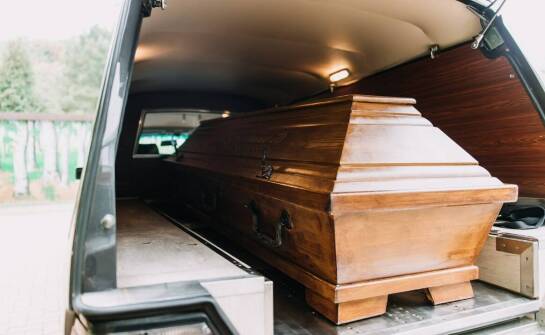 Transport zmarłych – etapy, wymogi i ważne informacje przy organizacji